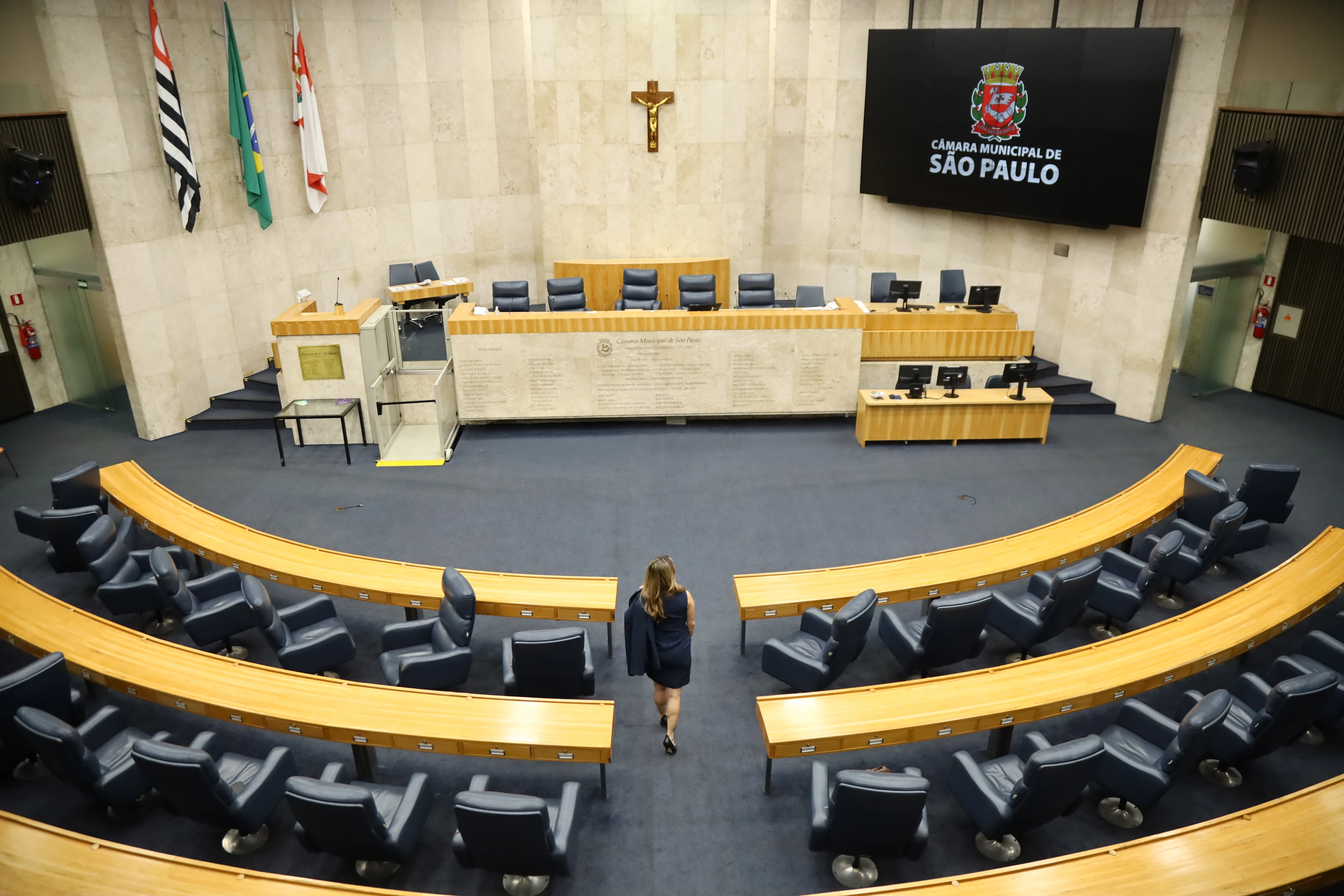 Amanda Vettorazzo caminha pelo plenário da Câmara Municipal de São Paulo